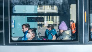 Einige Menschen tragen weiterhin Maske in der StraÃenbahn, andere nicht mehr.