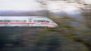 Ein ICE der Deutschen Bahn fÃ¤hrt Ã¼ber eine Bahn-Trasse in der Region Hannover. (Quelle: Picture Alliance)