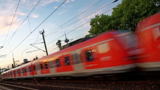 Symbolbild Deutschlandticket: Eine S-Bahn fÃ¤hrt