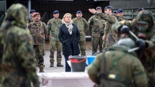 Eva HÃ¶gl (SPD), Wehrbeauftragte des Deutschen Bundestages, spricht bei ihrem Truppenbesuch mit Soldatinnen und Soldaten.