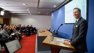 Georg Friedrich Prinz von PreuÃen Ã¤uÃert sich vor einer Podiumsdiskussion zur Geschichte des Hauses PreuÃen im 20. Jahrhundert im Haus der Bundespressekonferenz.