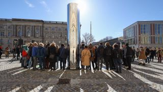 Einweihung des temporÃ¤ren Denkmals fÃ¼r die BarrikadenkÃ¤mpfer von 1848 auf dem Schlossplatz