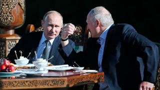 Alexander Lukaschenko und Wladimir Putin, PrÃ¤sident von Russland, sprechen bei einem Treffen in Minsk.