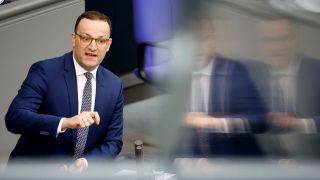 Der CDU-Politiker Jens Spahn steht am Rednerpult im Bundestag. (Quelle: Picture Alliance)