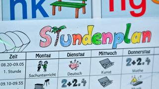 Das ABC und ein Stundenplan hÃ¤ngen in einem Kinderzimmer an der Wand.