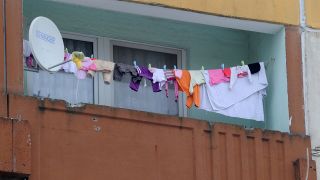 Ein Balkon im Plattenbau in Perleberg, betrieben von der AWO Priegnitz, mit WÃ¤sche zum Trocknen von GeflÃ¼chteten (Bild: picture alliance/ dpa)