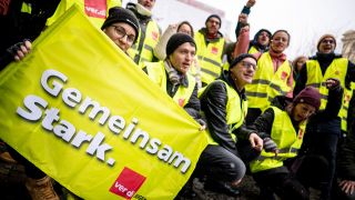 Mitarbeiter der CharitÃ© stehen beim Warnstreik von Verdi vor dem Bettenhaus in Berlin-Mitte 