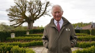 Charles, Prinz von Wales, Schirmherr von The Queen's Green Canopy (QGC), steht vor der 