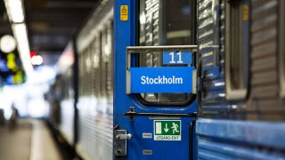 Ein Zug der schwedischen Bahn steht am Stockholmer Bahnhof. 