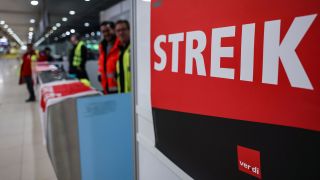 Ein Verdi-Streikposten steht am Flughafen KÃ¶ln/Bonn im Terminal. (Bild: dpa)