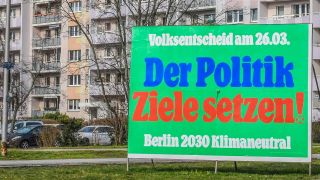 GroÃe Plakattafel in Berlin zum Volksentscheid Ã¼ber die Klimapolitik in der Hauptstadt mit der Botschaft: 