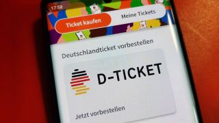 App auf dem Handy, in der das Deutschland-Ticket vorbestellt werden kann.