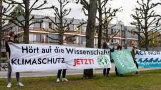 Fridays For Future protestiert vor dem Bundesverfassungsgericht.