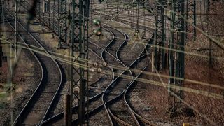 Schienen und Oberleitungen der Deutschen Bahn am Bahnhof Emmerich. 