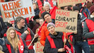 Lehrkraefte-Warnstreik der Gewerkschaft GEW vor Rotem Rathaus 22.03.2023