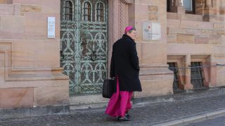 Erzbischof Stephan Burger geht nach dem Ostergottesdienst vorbei am Erzbischoeflichen Ordinariat in Freiburg