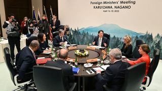 Die G7-AuÃenminister sitzen bei ihrem Treffen in Japan zusammen.