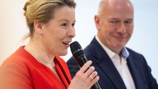 Franziska Giffey (SPD), Regierende Bürgermeisterin von Berlin, spricht neben Kai Wegner (CDU)