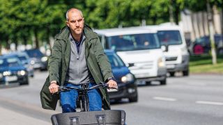 Belit Onay (GrÃ¼ne), OberbÃ¼rgermeister von Hannover, fÃ¤hrt mit einem Lastenfahrrad