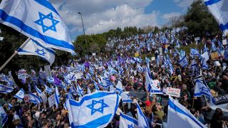 Israelische Flaggen bei einer Demonstration