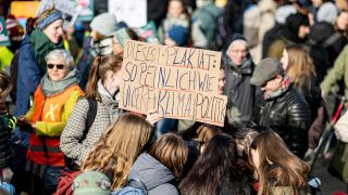 Symbolbild: Aktivisten von Fridays for Future stehen auf einer Demo unter dem Motto 