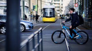 Symbolbid: StraÃenbahn, Fahrrad und Autos in Berlin