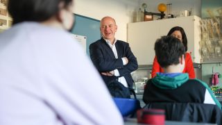 Der Wahlgewinner Kai Wegner in einer Berliner Schule. (Quelle: Picture Alliance)