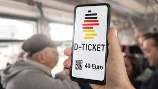 Das 49 Euro-Deutschlandticket auf einem Smartphone. Fotomontage (Bild: picture alliance / CHROMORANGE)