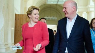 Franziska Giffey (SPD), Regierende BÃ¼rgermeisterin von Berlin und Kai Wegner (CDU), Vorsitzender, gehen zum finalen Treffen der Hauptverhandlungsgruppe bei den Koalitionsverhandlungen (Bild: dpa)