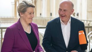 Franziska Giffey (SPD), Regierende BÃ¼rgermeisterin von Berlin, und Kai Wegner (CDU), Vorsitzender der CDU Berlin, sprechen mit Journalisten. (Bild: dpa)