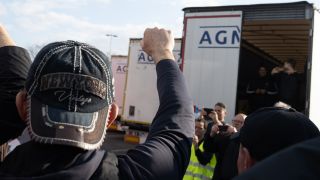 Streikende Lastwagenfahrer stehen auf der RaststÃ¤tte GrÃ¤fenhausen an LKWs. 