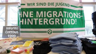 Symbolbild Rechtsextremismus Brandenburg - Diverse FundstÃ¼cke liegen 2019 im Innenministerium in Potsdam zu Ergebnissen nach einer Razzia in der rechtsextremistischen Szene im Raum Cottbus auf einem Tisch ()Bild: IMAGO / Martin MÃ¼ller