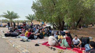 Menschen warten in der NÃ¤he des Flughafens von Omdurman im Sudan auf ihre Evakuierung.