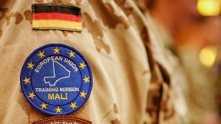 AufnÃ¤her am Arm eines Bundeswehrsoldaten der European Union Training Mission Mali (EUTM) in Bamako in Mali