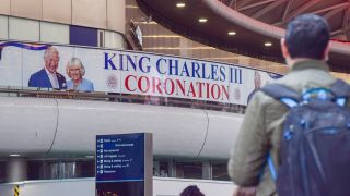 Ein Plakat an der Bahnstation King's Cross kÃ¼ndigt die KrÃ¶nung von KÃ¶nig Charles III. an. 