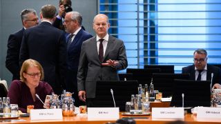 Bundeskanzler Olaf Scholz (SPD) steht zu Beginn des Bund-LÃ¤nder-Gipfels im Bundeskanzleramt.