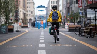 Wenige Radfahrer sind im September auf der fÃ¼r den Autoverkehr gesperrten Teil der FriedrichstraÃe unterwegs. (Archivbild)