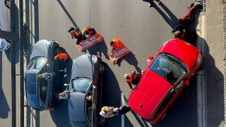 Aktivisten der Gruppe Letzte Generation blockieren die Autobahn 100 Richtung Berlin-Tempelhof, kurz vor der Ausfahrt 13 Hohenzollerndamm.