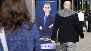 Ein Plakat in ZÃ¼rich zeigt Ex-US-PrÃ¤sident Barack Obama, der gerade auf Europareise ist und in mehreren StÃ¤dten auftritt. 