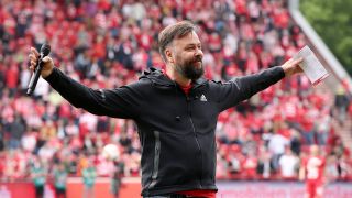 Christian Arbeit, Stadionsprecher von Union Berlin, vor den Fans auf der TribÃ¼ne.