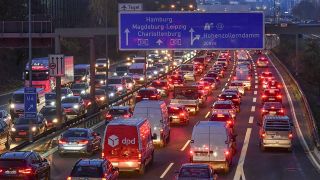 Stau auf der Stadtautobahn A 100 in Berlin-Wilmersdorf