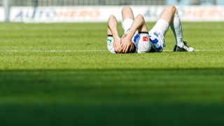 Lucas Tousart (Hertha BSC Berlin) am Boden nach dem Schlusspfiff