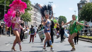 Teilnehmerinnen einer Demonstration fÃ¼r den Erhalt der Vielfalt der Kulturen ziehen tanzend und musizierend durch Kreuzberg.