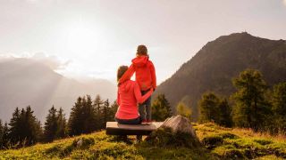 Eine Mutter und ihre Tochter genieÃen den Ausblick auf die Berge.