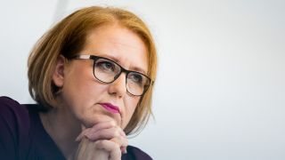 Lisa Paus (BÃ¼ndnis 90/Die GrÃ¼nen), Bundesministerin fÃ¼r Familie, Senioren, Frauen und Jugend, nimmt an einer Presskonferenz teil (Bild: dpa / Christoph Soeder)