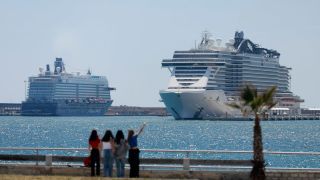 Menschen spazieren an der Meerespromenade in der NÃ¤he von Kreuzfahrtschiffen