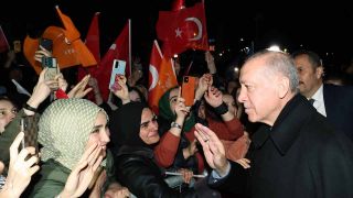 Der tÃ¼rkische PrÃ¤sident Recep Tayyip ErdoÄan begrÃ¼Ãt seine AnhÃ¤nger