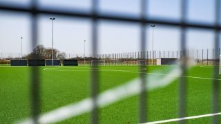 Symbolbild: Ein leerer FuÃballplatz auf dem GelÃ¤nde eines Neubaugebiets (Bild: IMAGO / Leonhard Simon)