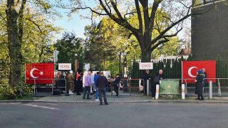 Menschen stehen Schlange fÃ¼r die Abstimmung fÃ¼r die TÃ¼rkische Wahl vor dem TÃ¼rkischen Generalkonsulat in der Heerstrasse in Berlin am 30. April 2023. 