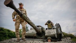 Bachmut: Ukrainische Soldaten stehen auf einem schwedischen CV90-SchÃ¼tzenpanzer